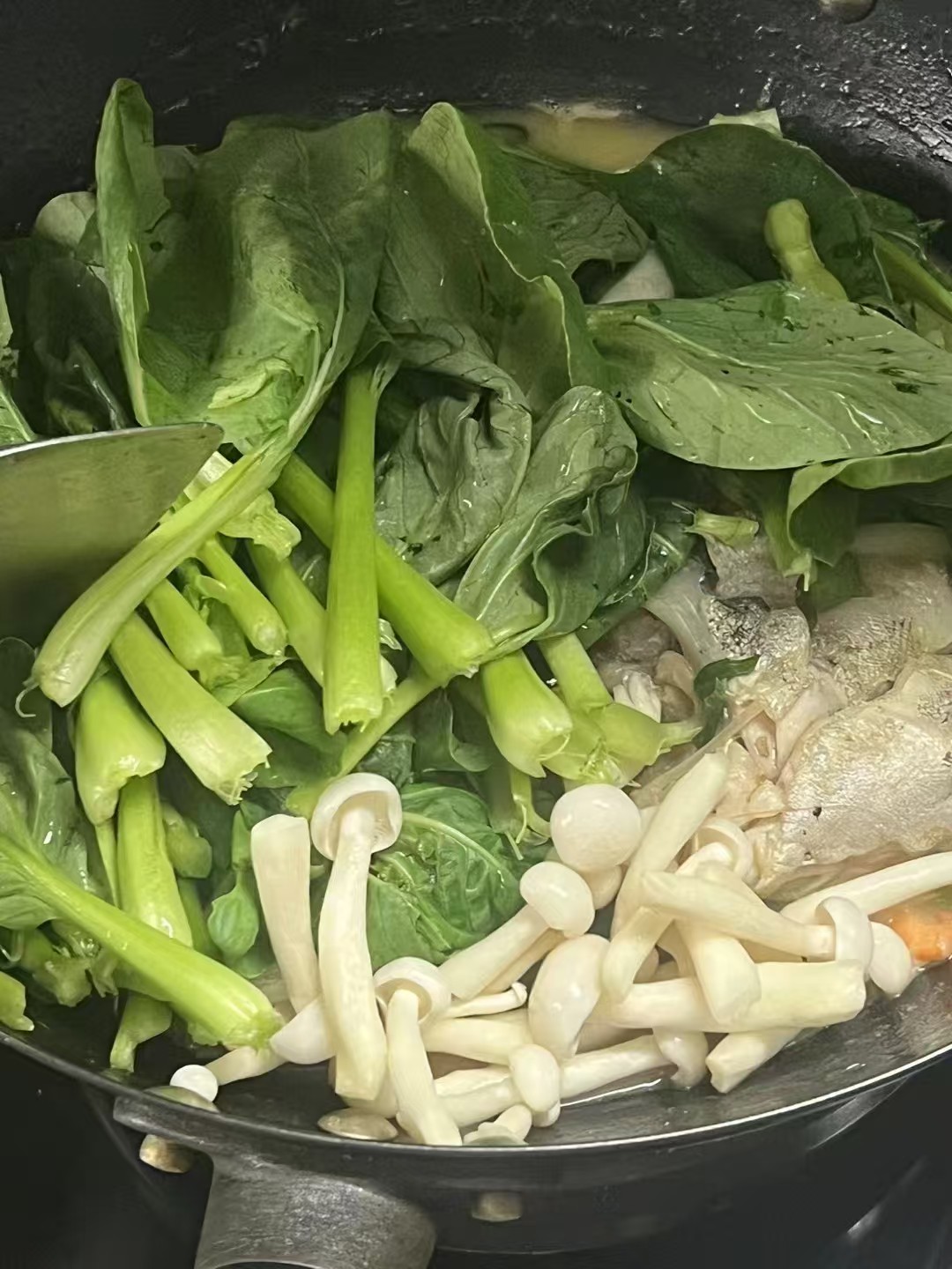 青菜、菌菇与鱼的家常煮物