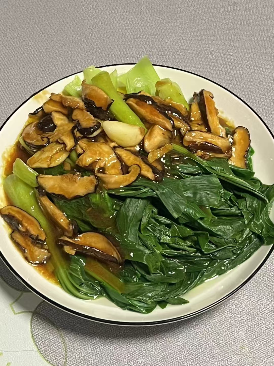 周扬烹饪的香菇青菜